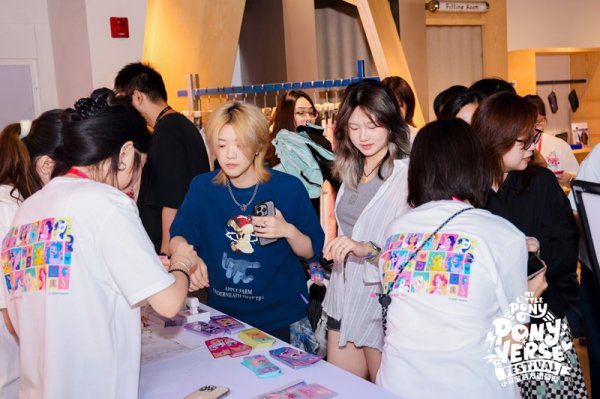 财新网 全世代小马天团来沪报到！今起至8月17日，小马宝莉友谊盛典登陆淮海中路