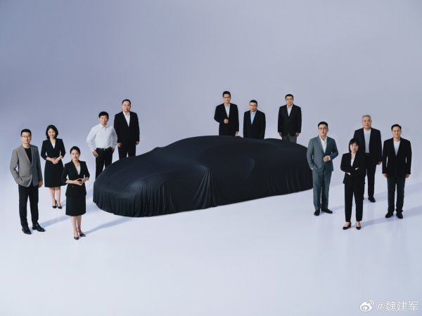 红领金服 长城汽车董事长魏建军发文为公司 35 周年庆生, 神秘超跑现身合照